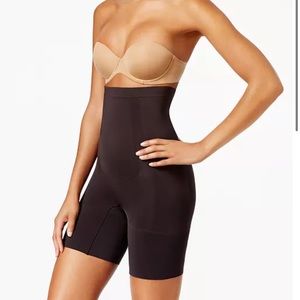 Spanx High-Waisted Mid-Thigh Shorts Black Size Medium